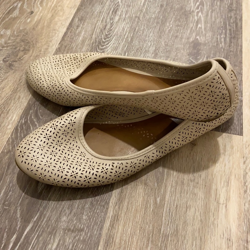 Arizona women’s size 12 cream colored flats with design